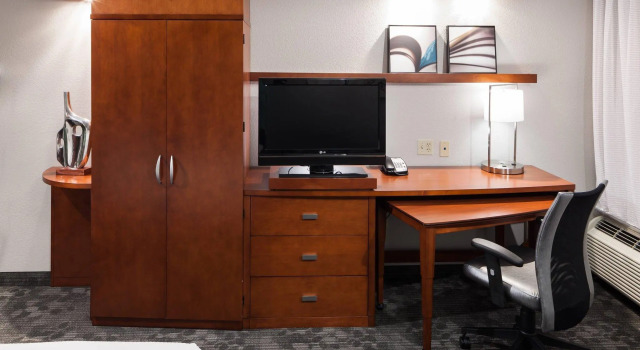 Четырёхместный номер Standard с балконом Courtyard by Marriott Miami at Dolphin Mall