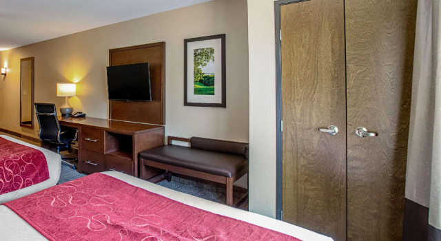Четырёхместный люкс Comfort Suites Fishkill near Interstate 84