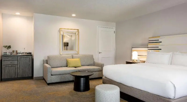 Двухместный номер Standard с видом на бассейн DoubleTree by Hilton Campbell - Pruneyard Plaza