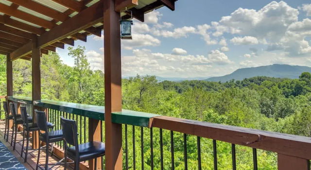 Коттедж Sevierville Cabin w/ Hot Tub & Mountain-view Deck