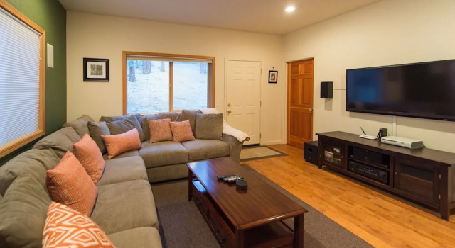 4BR House in the Pines w Hot Tub by RedAwning