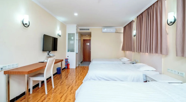 Трёхместный номер Standard LN Whitehouse Hotel