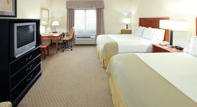 Четырёхместный номер Standard Holiday Inn Express Hotel & Suites Pine Bluff / Pines Mall by IHG
