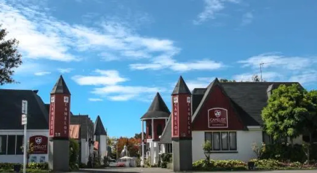 Кровать в общем номере Camelot Motor Lodge
