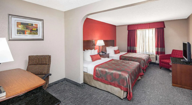 Четырёхместный люкс c 1 комнатой Ramada by Wyndham Alpharetta Atlanta North
