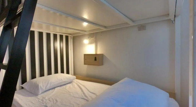 Кровать в общем номере Zleepinezz Hostel