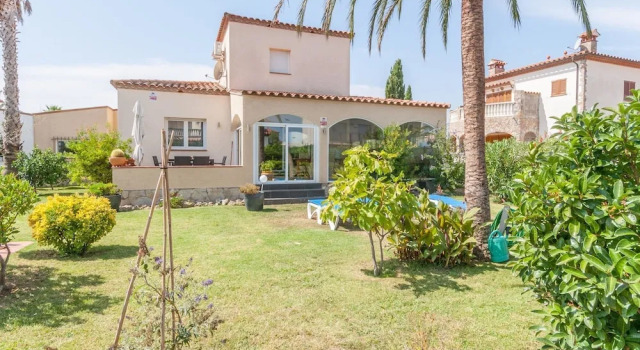 Fantastic Villa for 6 People With Communal Pool in Vilacolum