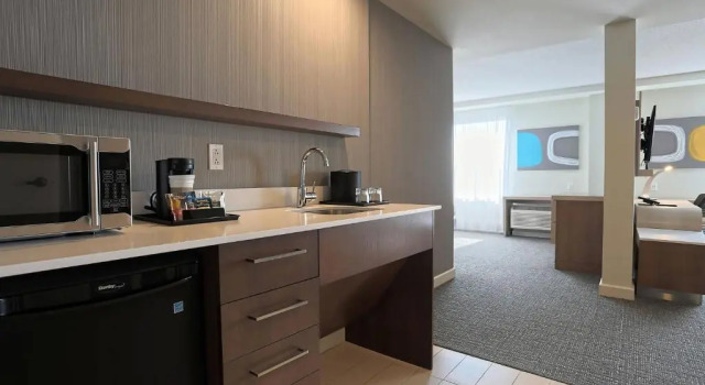 Люкс Courtyard by Marriott Montreal West Island/Baie D’Urfe