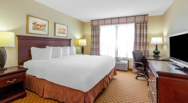 Двухместный люкс Days Inn by Wyndham Iron Mountain