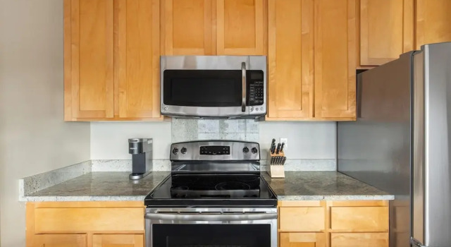 Апартаменты Bellevue Designer 1BD Plus Den 1BA Apartment