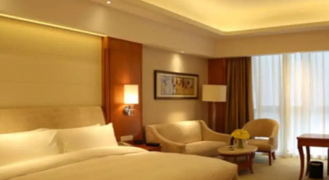 Lianyungang Hua Guo Mountain International Hotel, Book Hotel Hoteller i Lianyungang med pool, Swimmingpool