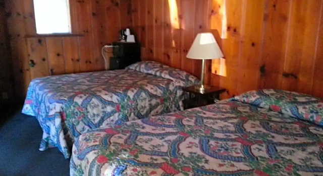 Четырёхместный номер Standard Pine Cone Motel