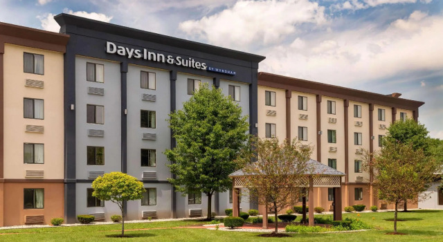Кровать в общем номере Days Inn and Suites by Wyndham Hammond, IN