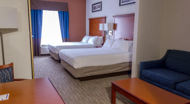 Четырёхместный люкс Holiday Inn Express Hotel & Suites Brattleboro by IHG