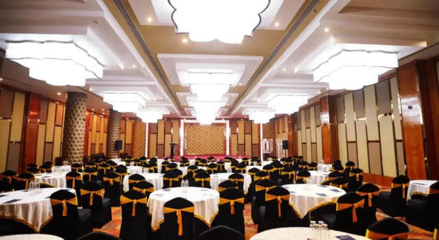 Hotel Leroy Grand - Yeshwanthpur, Rezerwuj Hotel Hotele w Bangalore z basenem, Basen