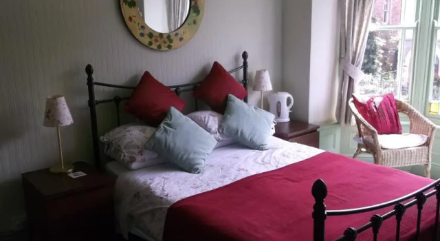 The Hollies Guest House, Book Pension Builth Wells Powys