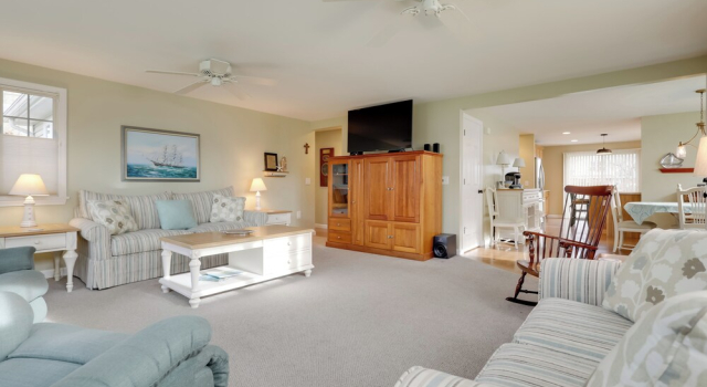 Westerly Retreat ~ 1/4 Mi to Private Beach!, Réserver Maison de vacances Westerly Rhode Island