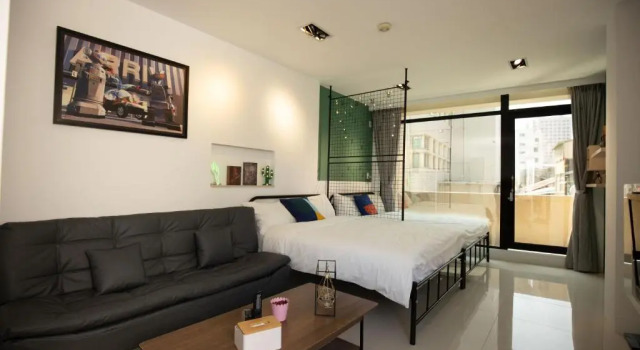 Четырёхместный номер Standard с балконом YouI98 Guesthouse一層一戶大坪數套房#本國旅客須先匯款