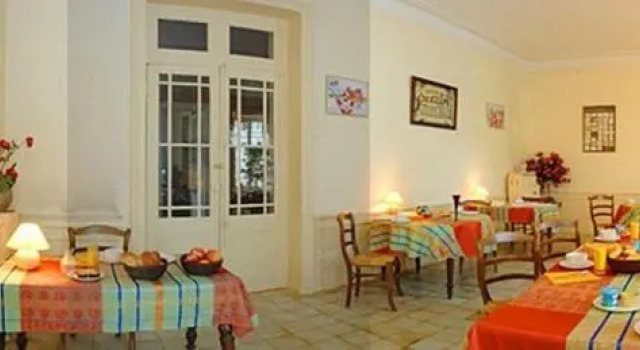 Hôtel L'Astrée, Boek Hotel Hotels in Franche-Comte met ontbijt, Ontbijt