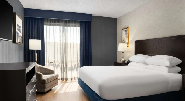 Люкс с 2 комнатами DoubleTree by Hilton Bradley International Airport