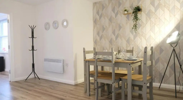 Modern Contractors & Family Apartment - Central Location inc Private Parking