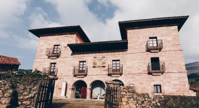 Arha Casona de Carmona (Antiguo Parador de Carmona-Cantabria), Rezerwuj Hotel Cabuerniga Kantabria