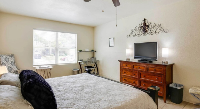 Sunny San Antonio Home w/ Backyard + Patio!, Rezerwuj Dom wakacyjny San Antonio Bexar County