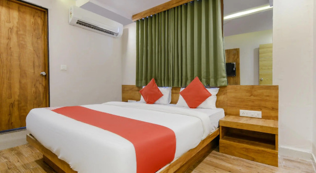 OYO 70998 Hotel Safari Inn
