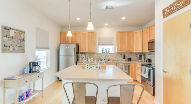 Коттедж Seabrook Getaway w/ Balconies & Bay Views!