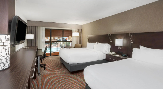 Четырёхместный номер Standard с видом на бассейн Holiday Inn At Six Flags Saint Louis by IHG