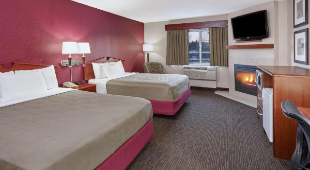 Четырёхместный номер Deluxe AmericInn by Wyndham Douglas/Saugatuck