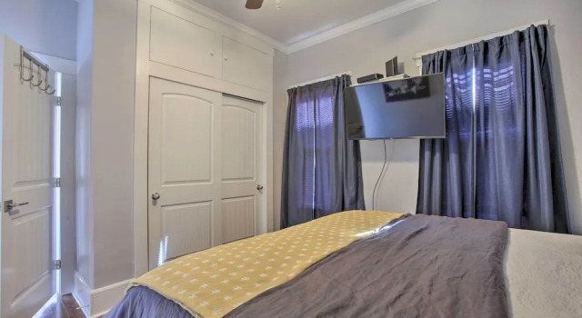 < 2 Mi to Pleasure Pier: Cozy Beach Bungalow