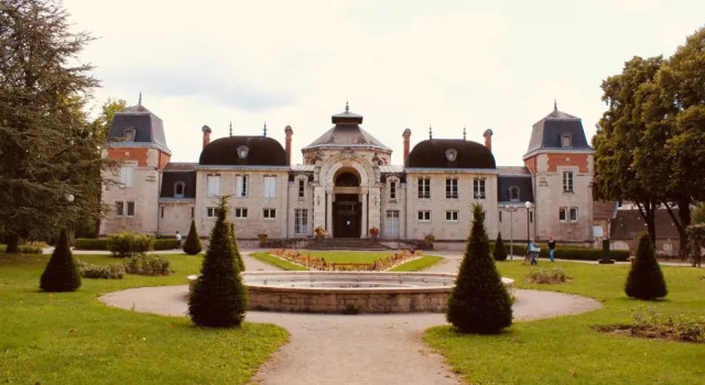 Le calme près du parc et des Thermes 1, Забронировать Апартаменты/квартира Отели Горного массива Юры с парковкой, Парковка