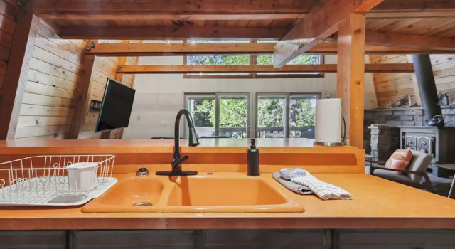 Коттедж Charming Pinecrest Cabin w/ Private Deck