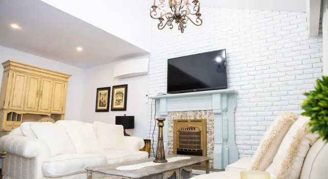 Fully Private 3 Bdrm Suite - The Winchester, Varaa Hotelli Burlington 