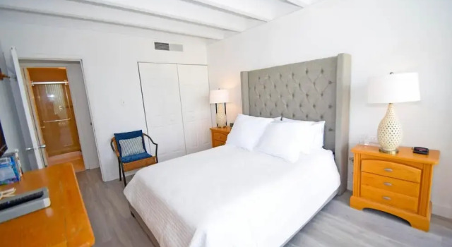 Jada 2b 1 Bedroom Condo by RedAwning