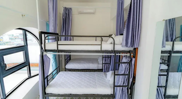 Кровать в общем номере Charming House Phu Quoc