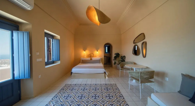 Люкс с красивым видом из окна Luna Santorini Suites