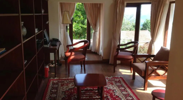 Colonial 4 B/R Home, Great for Families, Coonoor