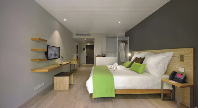 Номер Standard с балконом и рядом с пляжем Mauricia Beachcomber Resort & Spa