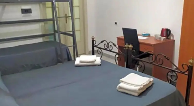 B&B Romy, Забронировать Отель «постель и завтрак» Недорогие отели Неаполя, рядом с Кафедральный собор Неаполя, недорого