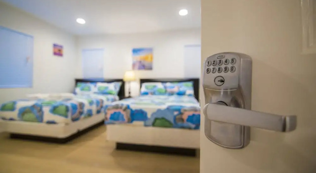 Четырёхместный номер Standard Los Angeles RoomRentals LAX