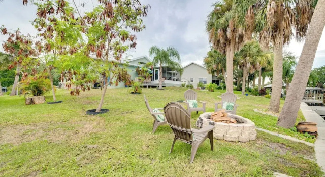 Коттедж Canal-front Relaxation: Crystal River Home w/ Dock