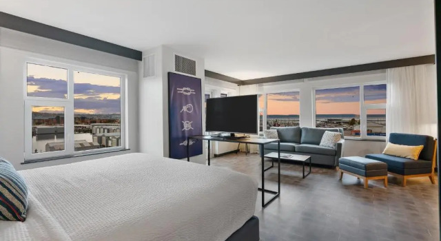 Люкс Hotel Indigo Seattle Everett Waterfront Place by IHG