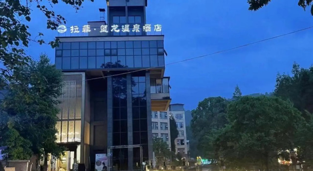 Lafei Yulong Hot Spring Hotel, Boek Hotel Hotels in Chengdu met parkeren, Parkeren