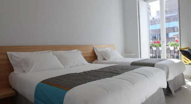 Трёхместный номер Superior с балконом Hostal Palacio Luna
