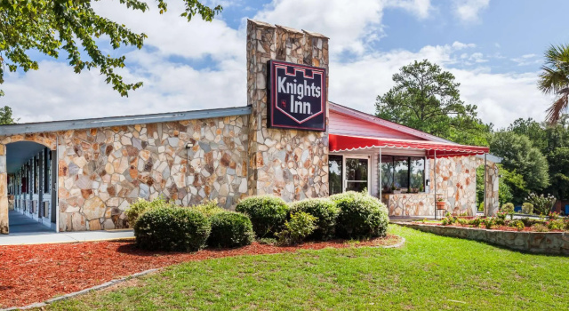 Кровать в общем номере Knights Inn - Columbia