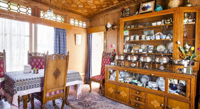 The Shelter Group of Houseboats & Tour organiser city Center Lal Chowk, Забронировать Отель Сринагар Jammu & Kashmir Ski, рядом с Lal Chowk Ghantaghar