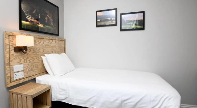 Standard quarto Fox & Goose, Barrow Gurney by Marston's Inns