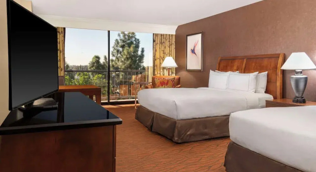 Четырёхместный номер Standard с балконом Hilton Orange County/Costa Mesa